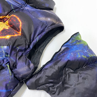 【中古品】【メンズ】 SUPREME シュプリーム × UNDERCOVER アンダーカバー × PUBLIC ENEMY パブリックエネミー 別注コラボ 18SS PUFFY JACKET パフィ ジャケット アウター 149-260801-yo-06-tei サイズ：M カラー：柄 万代Net店