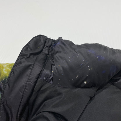 【中古品】【メンズ】 SUPREME シュプリーム × UNDERCOVER アンダーカバー × PUBLIC ENEMY パブリックエネミー 別注コラボ 18SS PUFFY JACKET パフィ ジャケット アウター 149-260801-yo-06-tei サイズ：M カラー：柄 万代Net店