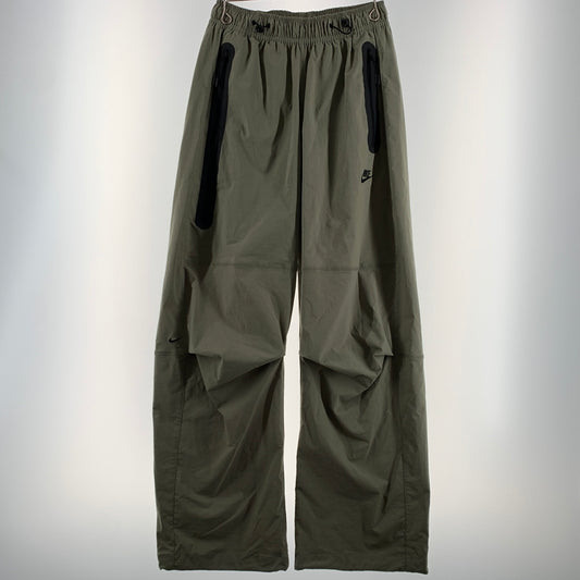 【中古品】【メンズ】 NIKE ナイキ TECH WOVEN OPEN HEM PANT-LIGHT ARMY HM7159-320 テック ウーブン オープンヘム パンツ ライトアーミー ボトムス 159-260802-ko-11-tei サイズ：S カラー：カーキ 万代Net店