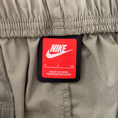 【中古品】【メンズ】 NIKE ナイキ TECH WOVEN OPEN HEM PANT-LIGHT ARMY HM7159-320 テック ウーブン オープンヘム パンツ ライトアーミー ボトムス 159-260802-ko-11-tei サイズ：S カラー：カーキ 万代Net店