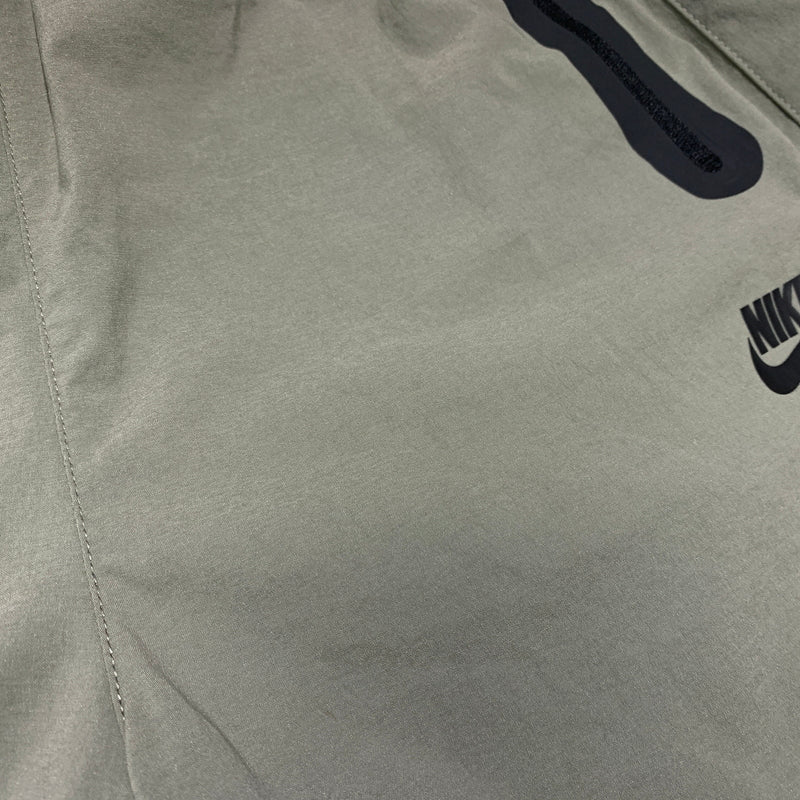 【中古品】【メンズ】 NIKE ナイキ TECH WOVEN OPEN HEM PANT-LIGHT ARMY HM7159-320 テック ウーブン オープンヘム パンツ ライトアーミー ボトムス 159-260802-ko-11-tei サイズ：S カラー：カーキ 万代Net店
