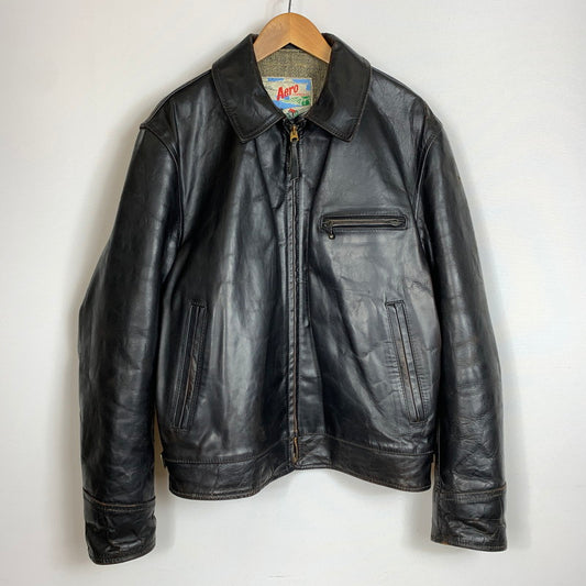 【中古品】【メンズ】 AERO LEATHER エアロレザー HALFBELT HORSEHIDE LEATHER JACKET FQHH ハーフベルト ホースハイド レザージャケット フロントクウォータータグ アウター 145-260810-ss-06-tei サイズ：42/※ダメージ有 カラー：ブラック 万代Net店
