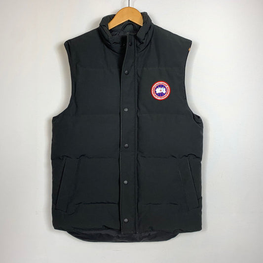 【中古品】【メンズ】 CANADAGOOSE カナダグース GARSON ZIP UP DOWN VEST 4151M ギャルソン ジップアップ ダウン ベスト アウター 141-260810-ss-01-tei サイズ：M カラー：ブラック 万代Net店