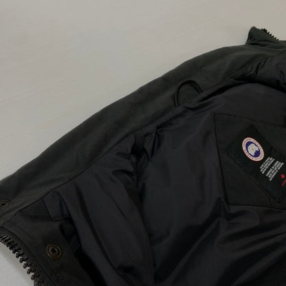 【中古品】【メンズ】 CANADAGOOSE カナダグース GARSON ZIP UP DOWN VEST 4151M ギャルソン ジップアップ ダウン ベスト アウター 141-260810-ss-01-tei サイズ：M カラー：ブラック 万代Net店