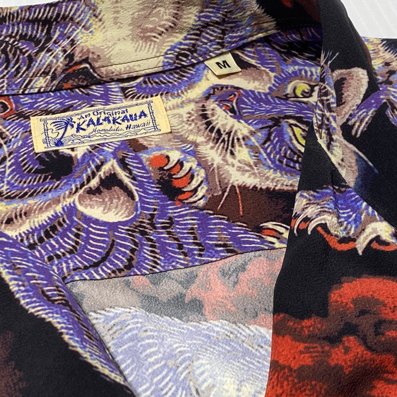 【中古品】【メンズ】 SUN SURF サンサーフ KALAKAUA ONE HUNDRED TIGERS S/S RAYON SHIRT SS38201 カラカウア ワン ハンドレット タイガー ショートスリーブ レーヨン シャツ 半袖 トップス 145-260809-sa-11-tei サイズ：M カラー：ブラック 万代Net店