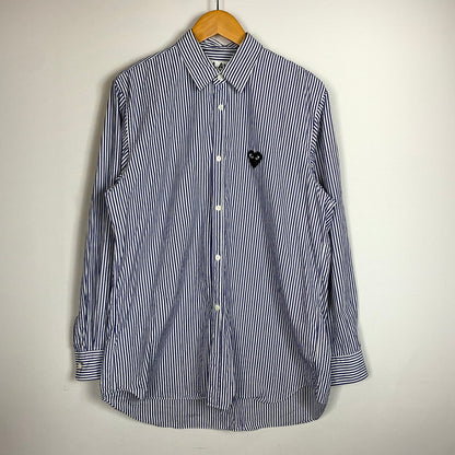 【中古品】【メンズ】 PLAY COMME DES GARCONS プレイコムデギャルソン STRIPE SHIRT WITH BLACK EMBLEM AZ-B008 ストライプシャツ ブラックエンブレム トップス 140-260810-ss-02-tei サイズ：L ※ボタン横破れ有 カラー：ストライプ 万代Net店
