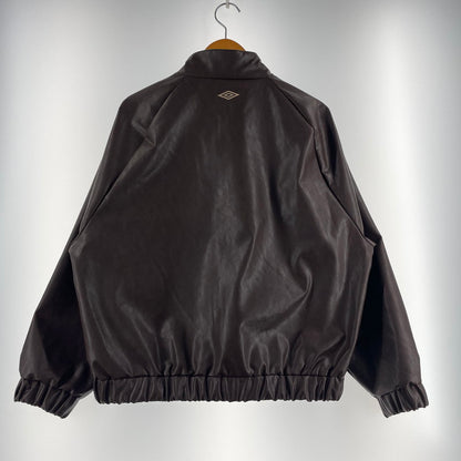 【中古品】【メンズ】 UMBRO アンブロ × FREAKS'STORE フリークスストア 別注コラボ FAKE LEATHER JACKET 1059394400021 フェイクレザー ジャケット ライトアウター 147-260806-yo-11-tei サイズ：L カラー：ブラウン 万代Net店