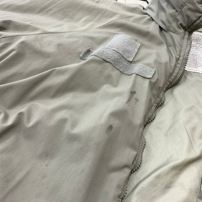 【現状渡し品】【メンズ】 ECWCS エクワックス GEN3 LEVEL7 JACKET 8415-01-538-6289 ジェン3 レベル7 ジャケット アウター ミリタリー 145-260808-ko-05-tei サイズ：MR カラー：グレージュ系 万代Net店