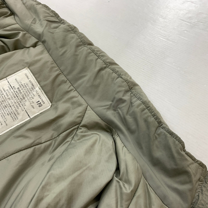 【現状渡し品】【メンズ】 ECWCS エクワックス GEN3 LEVEL7 JACKET 8415-01-538-6289 ジェン3 レベル7 ジャケット アウター ミリタリー 145-260808-ko-05-tei サイズ：MR カラー：グレージュ系 万代Net店