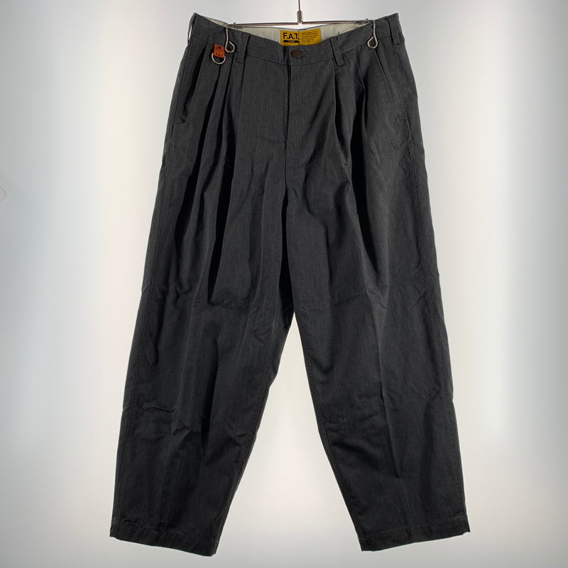 【中古品】【メンズ】 F.A.T. エフエーティー × RED CAP レッドキャップ 別注 コラボ 3TUCK WIDE PANT F32510-PN21-AB 3タック ワイ パンツ ボトムス チノパン 153-260809-ko-31-tei サイズ：SKINNY カラー：グレー 万代Net店