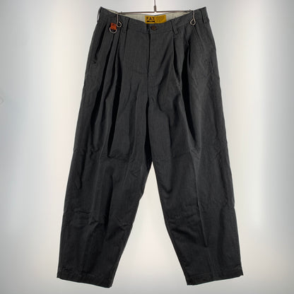【中古品】【メンズ】 F.A.T. エフエーティー × RED CAP レッドキャップ 別注 コラボ 3TUCK WIDE PANT F32510-PN21-AB 3タック ワイ パンツ ボトムス チノパン 153-260809-ko-31-tei サイズ：SKINNY カラー：グレー 万代Net店