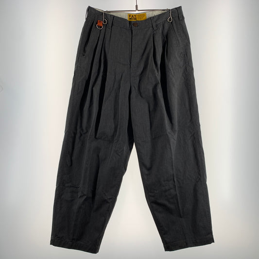 【中古品】【メンズ】 F.A.T. エフエーティー × RED CAP レッドキャップ 別注 コラボ 3TUCK WIDE PANT F32510-PN21-AB 3タック ワイ パンツ ボトムス チノパン 153-260809-ko-31-tei サイズ：SKINNY カラー：グレー 万代Net店