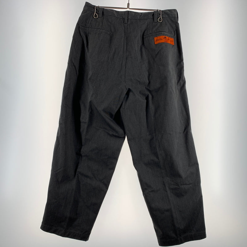 【中古品】【メンズ】 F.A.T. エフエーティー × RED CAP レッドキャップ 別注 コラボ 3TUCK WIDE PANT F32510-PN21-AB 3タック ワイ パンツ ボトムス チノパン 153-260809-ko-31-tei サイズ：SKINNY カラー：グレー 万代Net店