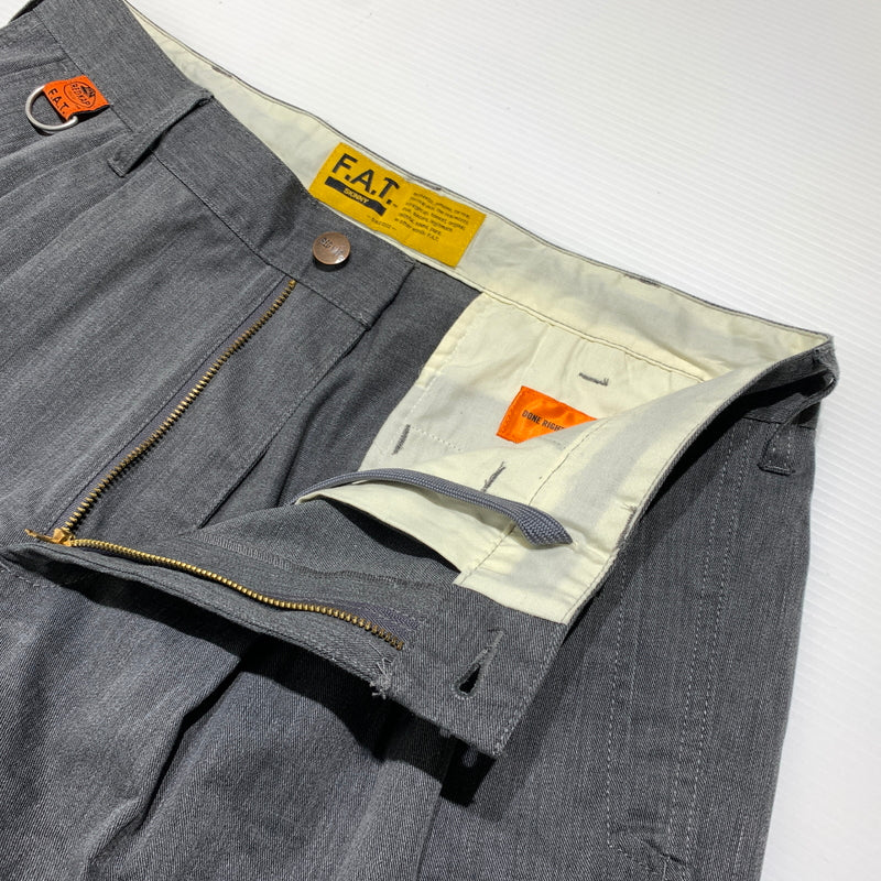 【中古品】【メンズ】 F.A.T. エフエーティー × RED CAP レッドキャップ 別注 コラボ 3TUCK WIDE PANT F32510-PN21-AB 3タック ワイ パンツ ボトムス チノパン 153-260809-ko-31-tei サイズ：SKINNY カラー：グレー 万代Net店