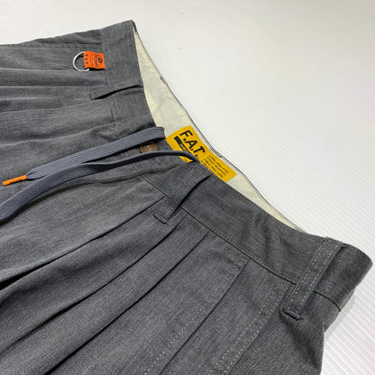 【中古品】【メンズ】 F.A.T. エフエーティー × RED CAP レッドキャップ 別注 コラボ 3TUCK WIDE PANT F32510-PN21-AB 3タック ワイ パンツ ボトムス チノパン 153-260809-ko-31-tei サイズ：SKINNY カラー：グレー 万代Net店