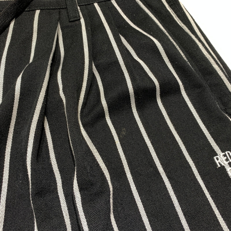 【中古品】【メンズ】 F.A.T. エフエーティー × RED CAP レッドキャップ 別注 コラボ 3TUCK WIDE PANT F32510-PN22-AB 3タック ワイドパンツ ボトムス チノパン 153-260809-ko-32-tei サイズ：FAT カラー：ストライプ 万代Net店