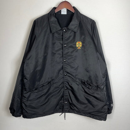【中古品】【メンズ】 BLUCO ブルコ × DOGTOWN × ドッグタウン MOONEYES ムーンアイズ 別注コラボ COACH JACKET 158-31-063 コーチジャケット アウター ウィンドブレーカー 145-260817-ss-09-tei サイズ：L カラー：ブラック 万代Net店