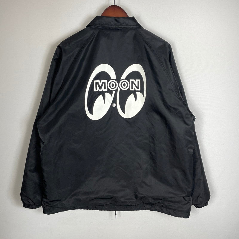 【中古品】【メンズ】 BLUCO ブルコ × DOGTOWN × ドッグタウン MOONEYES ムーンアイズ 別注コラボ COACH JACKET 158-31-063 コーチジャケット アウター ウィンドブレーカー 145-260817-ss-09-tei サイズ：L カラー：ブラック 万代Net店