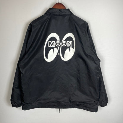 【中古品】【メンズ】 BLUCO ブルコ × DOGTOWN × ドッグタウン MOONEYES ムーンアイズ 別注コラボ COACH JACKET 158-31-063 コーチジャケット アウター ウィンドブレーカー 145-260817-ss-09-tei サイズ：L カラー：ブラック 万代Net店