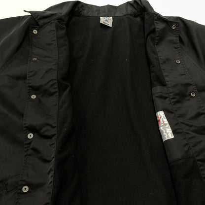 【中古品】【メンズ】 BLUCO ブルコ × DOGTOWN × ドッグタウン MOONEYES ムーンアイズ 別注コラボ COACH JACKET 158-31-063 コーチジャケット アウター ウィンドブレーカー 145-260817-ss-09-tei サイズ：L カラー：ブラック 万代Net店