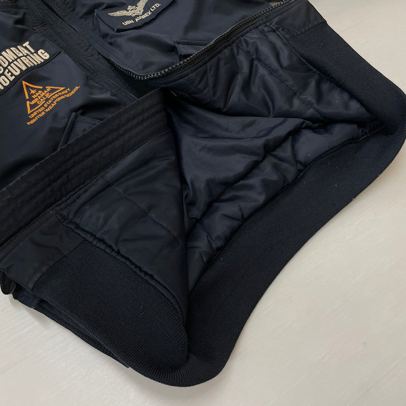【現状渡し品】【メンズ】 AVIREX アヴィレックス CUSTOM CWU TOP GUN FLIGHT JACKET 6102176 カスタムトップガン フライトジャケット アウター ミリタリージャケット 145-260817-ss-08-tei サイズ：M/※使用感あり カラー：ネイビー 万代Net店