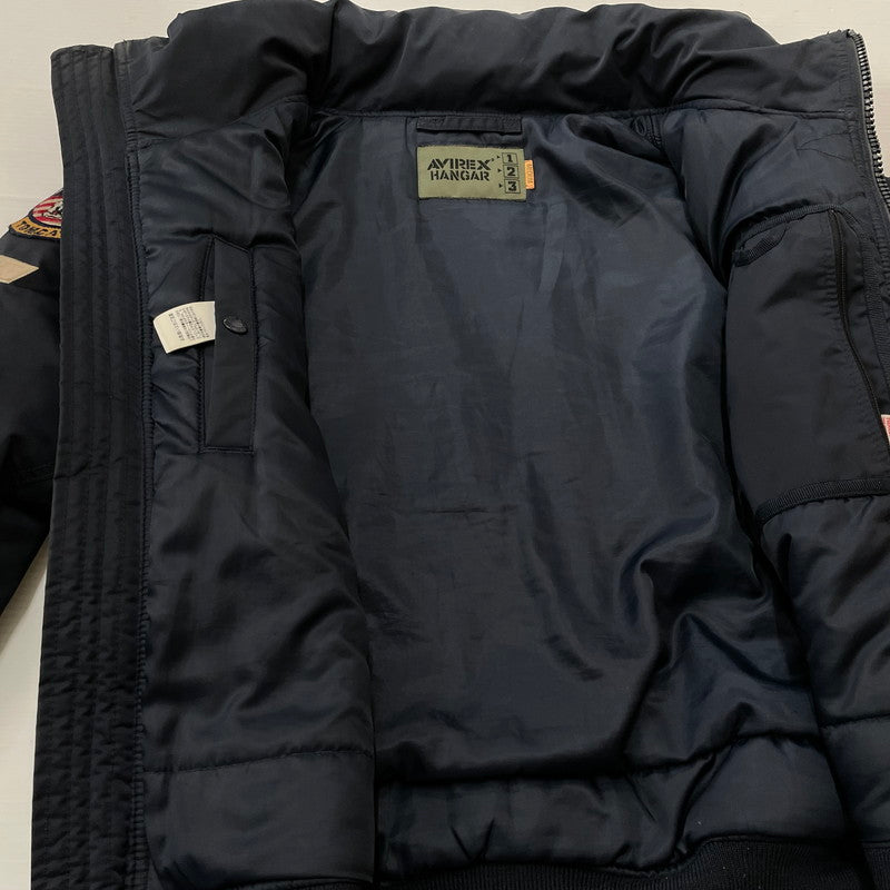 【現状渡し品】【メンズ】 AVIREX アヴィレックス CUSTOM CWU TOP GUN FLIGHT JACKET 6102176 カスタムトップガン フライトジャケット アウター ミリタリージャケット 145-260817-ss-08-tei サイズ：M/※使用感あり カラー：ネイビー 万代Net店