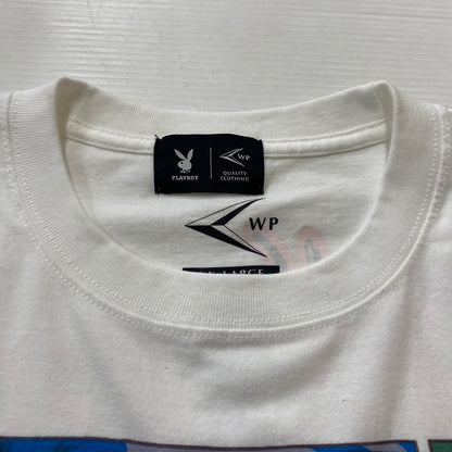 【中古品】【メンズ】 WP ダブリューピー × PLAY BOY プレイ ボーイ 別注コラボ LIMITED SERIES PLAYBOY THE KISS リミテッド シリーズ プレイボーイ ザ キス 半袖 トップス 140-260821-sa -06-tei サイズ：XXL カラー：ホワイト 万代Net店