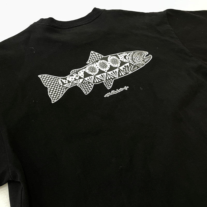 【現状渡し品】【メンズ】 FAT エフエーティー × HUSKYROUNDUP ハスキーラウンドアップ × Sb エスビー スケートボードジャーナル H.R.TROUT S/S TEE F32510-TS02-AB トラウト Tシャツ 半袖トップス 142-260826-ss-04-teih サイズ：FAT カラー：ブラック 万代Net店
