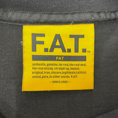 【現状渡し品】【メンズ】 FAT エフエーティー × HUSKYROUNDUP ハスキーラウンドアップ × Sb エスビー スケートボードジャーナル H.R.TROUT S/S TEE F32510-TS02-AB トラウト Tシャツ 半袖トップス 142-260826-ss-04-teih サイズ：FAT カラー：ブラック 万代Net店