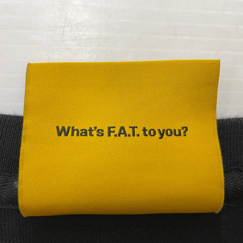 【現状渡し品】【メンズ】 FAT エフエーティー × HUSKYROUNDUP ハスキーラウンドアップ × Sb エスビー スケートボードジャーナル H.R.TROUT S/S TEE F32510-TS02-AB トラウト Tシャツ 半袖トップス 142-260826-ss-04-teih サイズ：FAT カラー：ブラック 万代Net店