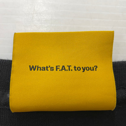 【現状渡し品】【メンズ】 FAT エフエーティー × HUSKYROUNDUP ハスキーラウンドアップ × Sb エスビー スケートボードジャーナル H.R.TROUT S/S TEE F32510-TS02-AB トラウト Tシャツ 半袖トップス 142-260826-ss-04-teih サイズ：FAT カラー：ブラック 万代Net店