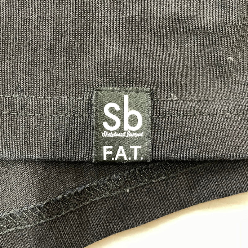 【現状渡し品】【メンズ】 FAT エフエーティー × HUSKYROUNDUP ハスキーラウンドアップ × Sb エスビー スケートボードジャーナル H.R.TROUT S/S TEE F32510-TS02-AB トラウト Tシャツ 半袖トップス 142-260826-ss-04-teih サイズ：FAT カラー：ブラック 万代Net店
