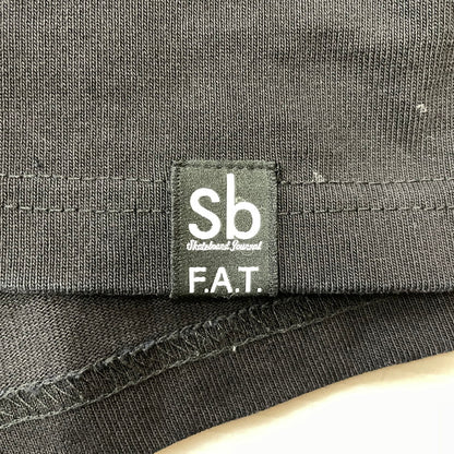 【現状渡し品】【メンズ】 FAT エフエーティー × HUSKYROUNDUP ハスキーラウンドアップ × Sb エスビー スケートボードジャーナル H.R.TROUT S/S TEE F32510-TS02-AB トラウト Tシャツ 半袖トップス 142-260826-ss-04-teih サイズ：FAT カラー：ブラック 万代Net店