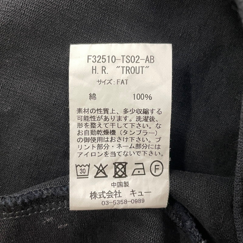 【現状渡し品】【メンズ】 FAT エフエーティー × HUSKYROUNDUP ハスキーラウンドアップ × Sb エスビー スケートボードジャーナル H.R.TROUT S/S TEE F32510-TS02-AB トラウト Tシャツ 半袖トップス 142-260826-ss-04-teih サイズ：FAT カラー：ブラック 万代Net店