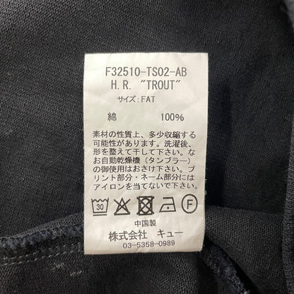 【現状渡し品】【メンズ】 FAT エフエーティー × HUSKYROUNDUP ハスキーラウンドアップ × Sb エスビー スケートボードジャーナル H.R.TROUT S/S TEE F32510-TS02-AB トラウト Tシャツ 半袖トップス 142-260826-ss-04-teih サイズ：FAT カラー：ブラック 万代Net店