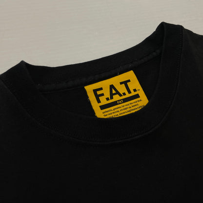 【現状渡し品】【メンズ】 FAT エフエーティー × HUSKYROUNDUP ハスキーラウンドアップ × Sb エスビー スケートボードジャーナル H.R.TROUT S/S TEE F32510-TS02-AB トラウト Tシャツ 半袖トップス 142-260826-ss-04-teih サイズ：FAT カラー：ブラック 万代Net店