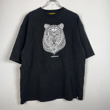【中古品】【メンズ】 FAT エフエーティー × HUSKYROUNDUP ハスキーラウンドアップ × Sb エスビー スケートボードジャーナル H.R.GRIZZLY S/S TEE F32310-TS03-AB グリズリー Tシャツ 半袖トップス 142-260826-ss-05-teih サイズ：FAT カラー：ブラック 万代Net店