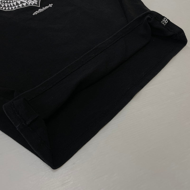 【中古品】【メンズ】 FAT エフエーティー × HUSKYROUNDUP ハスキーラウンドアップ × Sb エスビー スケートボードジャーナル H.R.GRIZZLY S/S TEE F32310-TS03-AB グリズリー Tシャツ 半袖トップス 142-260826-ss-05-teih サイズ：FAT カラー：ブラック 万代Net店