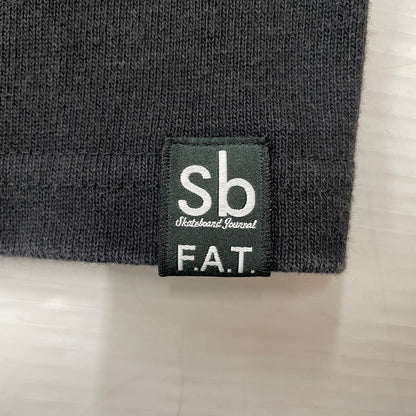 【中古品】【メンズ】 FAT エフエーティー × HUSKYROUNDUP ハスキーラウンドアップ × Sb エスビー スケートボードジャーナル H.R.GRIZZLY S/S TEE F32310-TS03-AB グリズリー Tシャツ 半袖トップス 142-260826-ss-05-teih サイズ：FAT カラー：ブラック 万代Net店