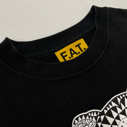 【中古品】【メンズ】 FAT エフエーティー × HUSKYROUNDUP ハスキーラウンドアップ × Sb エスビー スケートボードジャーナル H.R.GRIZZLY S/S TEE F32310-TS03-AB グリズリー Tシャツ 半袖トップス 142-260826-ss-05-teih サイズ：FAT カラー：ブラック 万代Net店