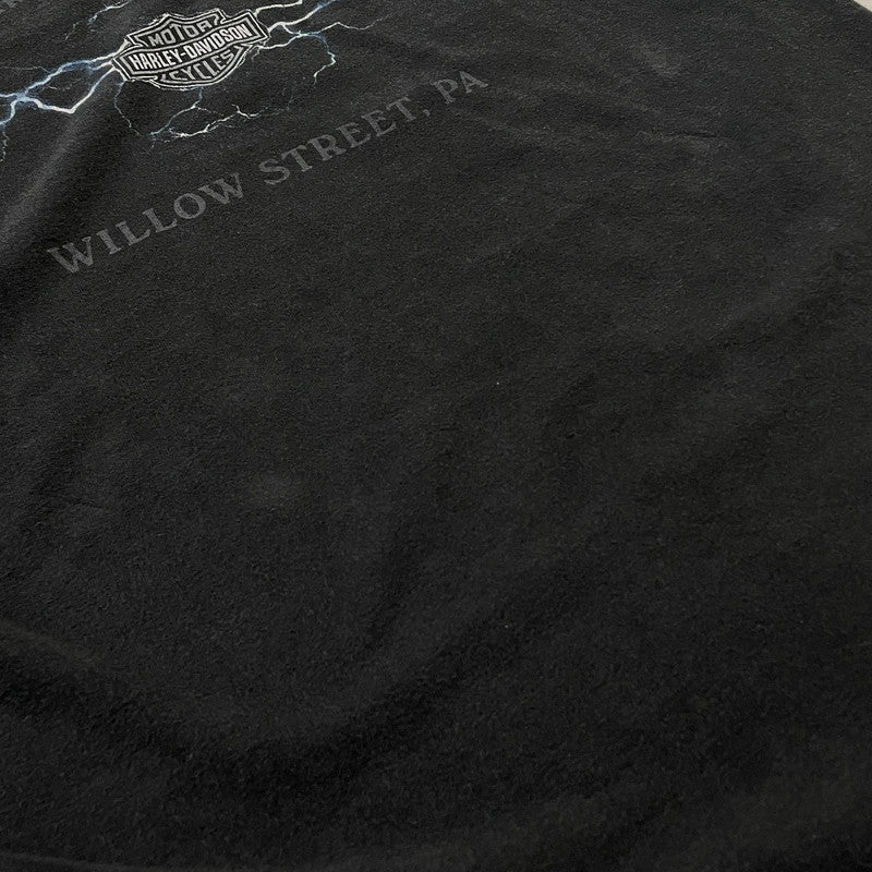【中古品】【メンズ】 HANES HARLEY DAVIDSON ヘインズ ハーレー ダビッドソン BLUE FIRE LOGO "BACK THUNDER" TEE ブルー ファイヤー ロゴ ブラック サンダー Tシャツ 半袖 トップス 145-260811-sa-10-tei サイズ：XL カラー：ブラック 万代Net店