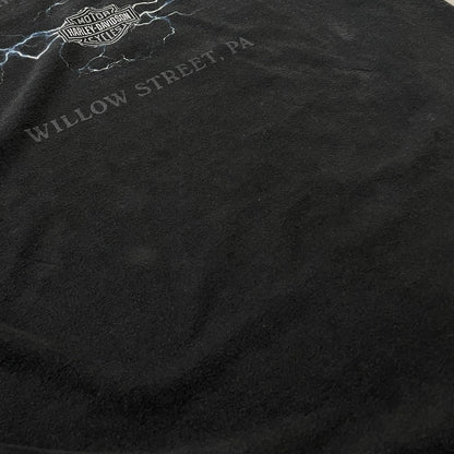 【中古品】【メンズ】 HANES HARLEY DAVIDSON ヘインズ ハーレー ダビッドソン BLUE FIRE LOGO "BACK THUNDER" TEE ブルー ファイヤー ロゴ ブラック サンダー Tシャツ 半袖 トップス 145-260811-sa-10-tei サイズ：XL カラー：ブラック 万代Net店