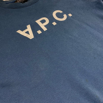 【現状渡し品】【メンズ】 A.P.C. アーペーセー V.P.C. LOGO CREW NECK SWEAT ロゴ クルーネック スウェット トップス トレーナー 141-260815-ko-04-teih サイズ：M カラー：ブルー系 万代Net店