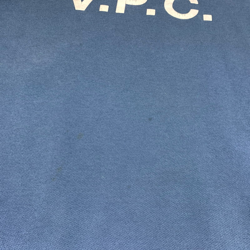 【現状渡し品】【メンズ】 A.P.C. アーペーセー V.P.C. LOGO CREW NECK SWEAT ロゴ クルーネック スウェット トップス トレーナー 141-260815-ko-04-teih サイズ：M カラー：ブルー系 万代Net店