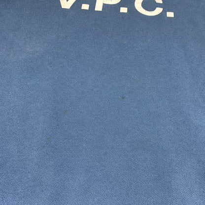 【現状渡し品】【メンズ】 A.P.C. アーペーセー V.P.C. LOGO CREW NECK SWEAT ロゴ クルーネック スウェット トップス トレーナー 141-260815-ko-04-teih サイズ：M カラー：ブルー系 万代Net店