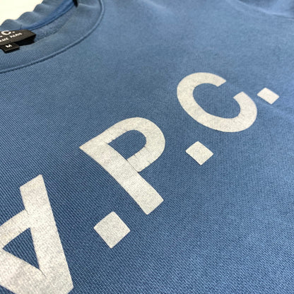 【現状渡し品】【メンズ】 A.P.C. アーペーセー V.P.C. LOGO CREW NECK SWEAT ロゴ クルーネック スウェット トップス トレーナー 141-260815-ko-04-teih サイズ：M カラー：ブルー系 万代Net店