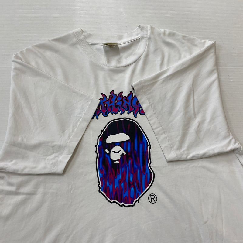 【中古品】【メンズ】 A BATHING APE ア ベイシング エイプ FLAME APE HEAD RELAXED FIT TEE 001TEK301320M フレイム エイプ ヘッド リラックスド フィット Tシャツ 半袖 トップス 142-260821-sa -08-tei サイズ：L カラー：ホワイト 万代Net店