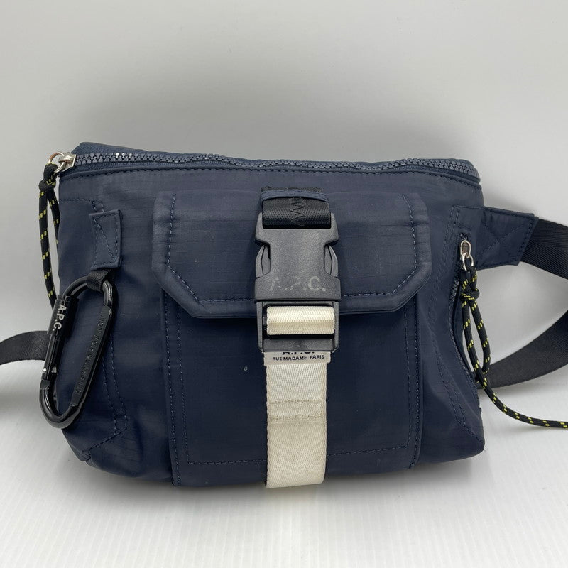 【現状渡し品】【メンズ】 A.P.C. アーペーセー TRECK BUM BAG トレック バム バッグ カバン 188-260817-sa-17-teih カラー：ネイビー 万代Net店
