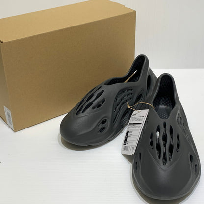 【中古品】【メンズ】 adidas アディダス YEEZY FOAM RUNNER CARBON IG5349 イージー フォームランナー カーボン サンダル 靴 スニーカー 161-260829-ko-11-tei サイズ：28.5cm カラー：ブラック 万代Net店