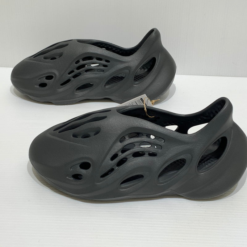 【中古品】【メンズ】 adidas アディダス YEEZY FOAM RUNNER CARBON IG5349 イージー フォームランナー カーボン サンダル 靴 スニーカー 161-260829-ko-11-tei サイズ：28.5cm カラー：ブラック 万代Net店